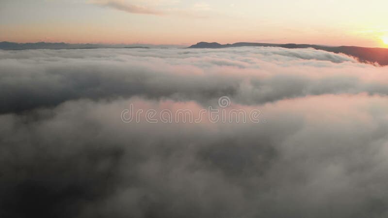 Voler au-dessus des nuages au crépuscule ou à l'aube Voler au-dessus des nuages Silhouette d'homme se recroquevillant d'affaires banque de vidéos