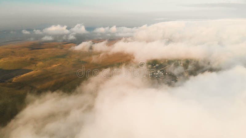 Voler au-dessus des nuages au crépuscule ou à l'aube Voler au-dessus des nuages Silhouette d'homme se recroquevillant d'affaires banque de vidéos