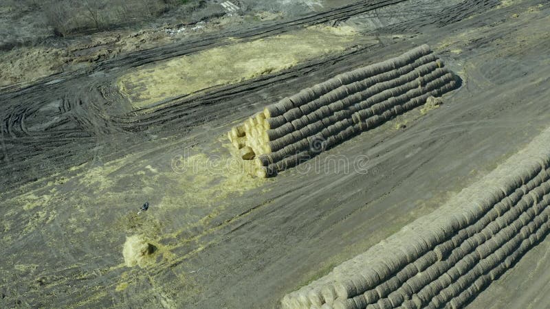 Voler sur le drone au-dessus des meules de foin à côté d'une agriculture complexe agro-industrielle d'exploitation d'élevage de st clips vidéos