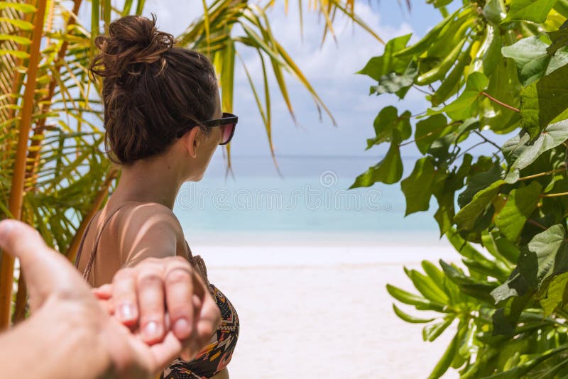 Volg me concept jonge vrouw die aan het strand in een tropische bestemming lopen royalty-vrije stock foto's Volg me concept jonge vrouw die aan het strand in een tropische bestemming lopen royalty-vrije stock foto's