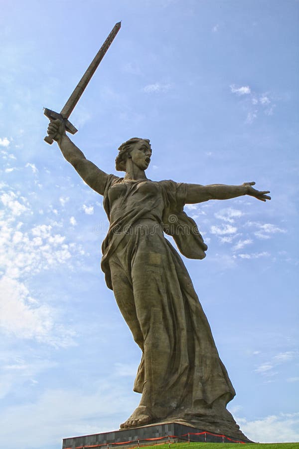 VOLGOGRAD, RUSSIA - 3 maggio 2017: La patria chiama la statua fotografia stock VOLGOGRAD, RUSSIA - 3 maggio 2017: La patria chiama la statua fotografia stock