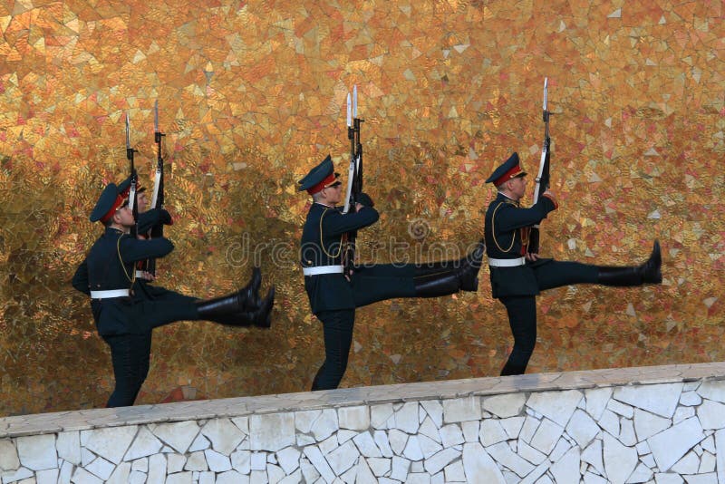 VOLGOGRAD, RUSSIA - 3 maggio 2017: Memoriale di guerra della collina di Mamayev Hon fotografia stock VOLGOGRAD, RUSSIA - 3 maggio 2017: Memoriale di guerra della collina di Mamayev Hon fotografia stock