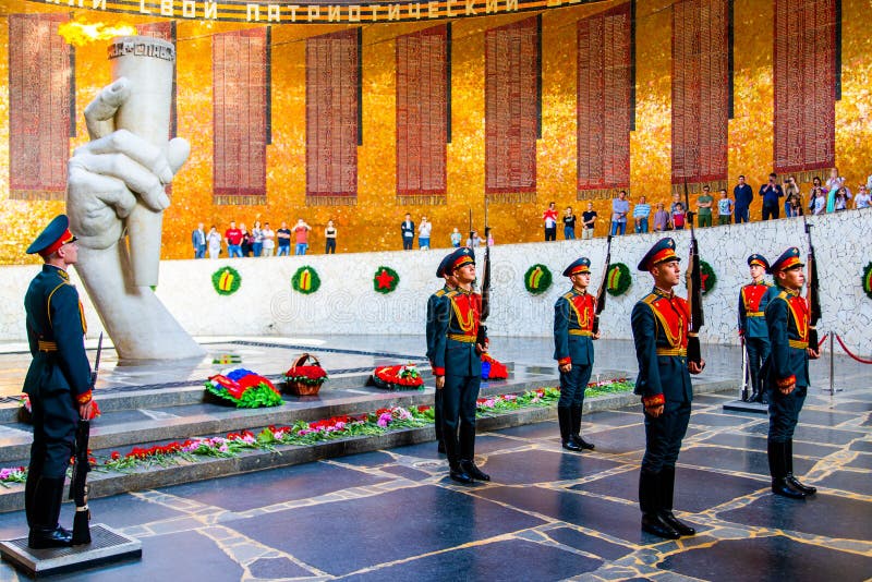 Volgograd, Russie - 26 mai 2019 : Le changement des soldats gardent en Hall de gloire militaire Au centre du hall est la sculptur photo libre de droits Volgograd, Russie - 26 mai 2019 : Le changement des soldats gardent en Hall de gloire militaire Au centre du hall est la sculptur photo libre de droits