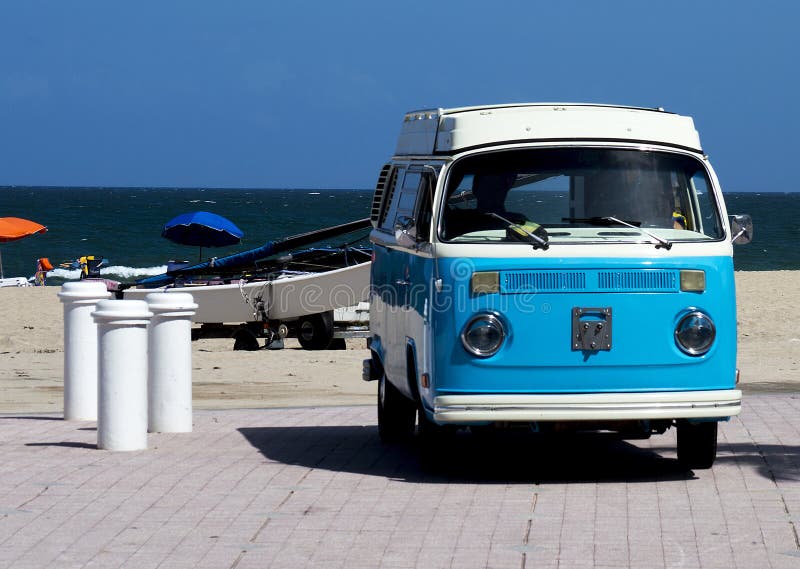 Volkswagen d'annata sulla spiaggia