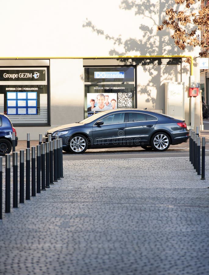 Volkswagen emissions scandal - Volkswagen Passat parked in city royalty free stock photos Volkswagen emissions scandal - Volkswagen Passat parked in city royalty free stock photos