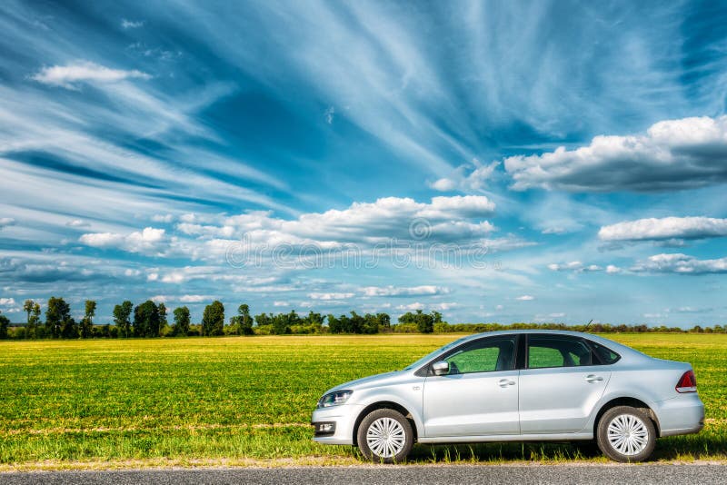 Volkswagen Polo Car Parking On een Kant van de weg van Landweg op A B stock fotografie Volkswagen Polo Car Parking On een Kant van de weg van Landweg op A B stock fotografie