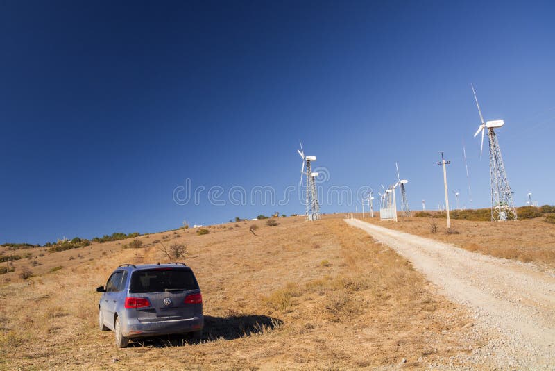 Volkswagen Sharan Das Auto wird auf einem Berg Meganom nahe Windkraftanlagen geparkt stockbilder Volkswagen Sharan Das Auto wird auf einem Berg Meganom nahe Windkraftanlagen geparkt stockbilder