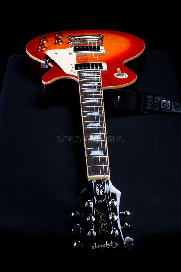 Volle Gitarre Les Paul, die sich hinlegt lizenzfreie stockfotografie Volle Gitarre Les Paul, die sich hinlegt lizenzfreie stockfotografie