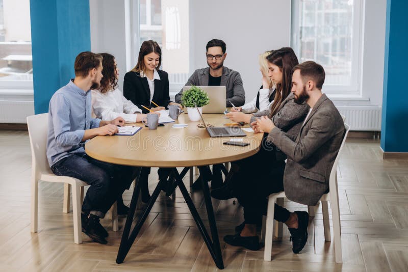 Volle Konzentration bei der Arbeit Unternehmensteamarbeitskollegen, die im modernen B?ro arbeiten lizenzfreie stockfotos Volle Konzentration bei der Arbeit Unternehmensteamarbeitskollegen, die im modernen B?ro arbeiten lizenzfreie stockfotos