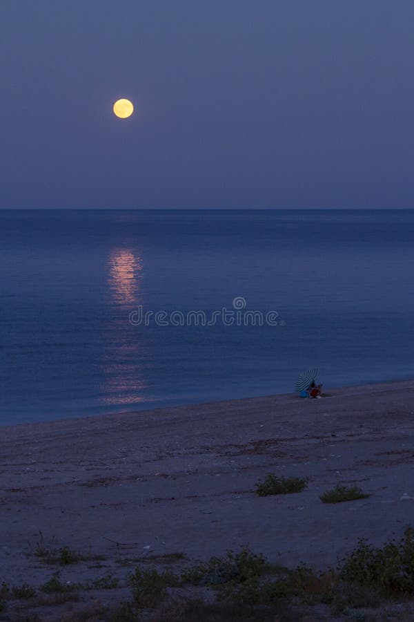 Volle maan die in het overzees nadenken stock fotografie Volle maan die in het overzees nadenken stock fotografie