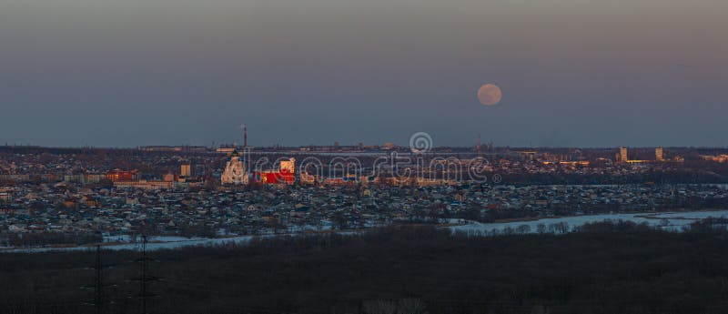 Volle maan die over de stad toenemen Zonsondergangtijd in de schemeringhemel Panorama van de Orthodoxe Kerk stock afbeeldingen Volle maan die over de stad toenemen Zonsondergangtijd in de schemeringhemel Panorama van de Orthodoxe Kerk stock afbeeldingen
