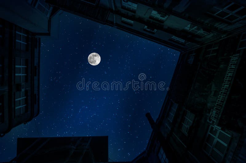 Volle maan over de stad bij nacht, Baku Azerbaijan Het grote volle maan glanzen helder over wolkenkrabbers stock fotografie Volle maan over de stad bij nacht, Baku Azerbaijan Het grote volle maan glanzen helder over wolkenkrabbers stock fotografie