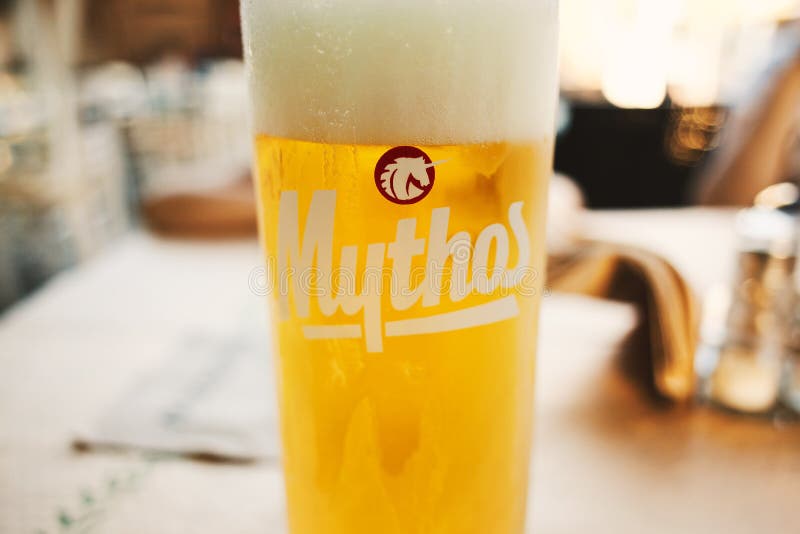 Kwijting slank angst Volledig Glas Mythos Beer Met Logo Redactionele Foto - Image of bier,  beroemd: 158336441