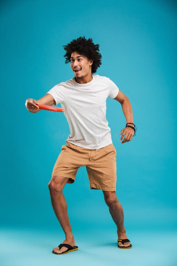 Volledig lengteportret van een gelukkige jonge Afrikaanse mens stock fotografie Volledig lengteportret van een gelukkige jonge Afrikaanse mens stock fotografie