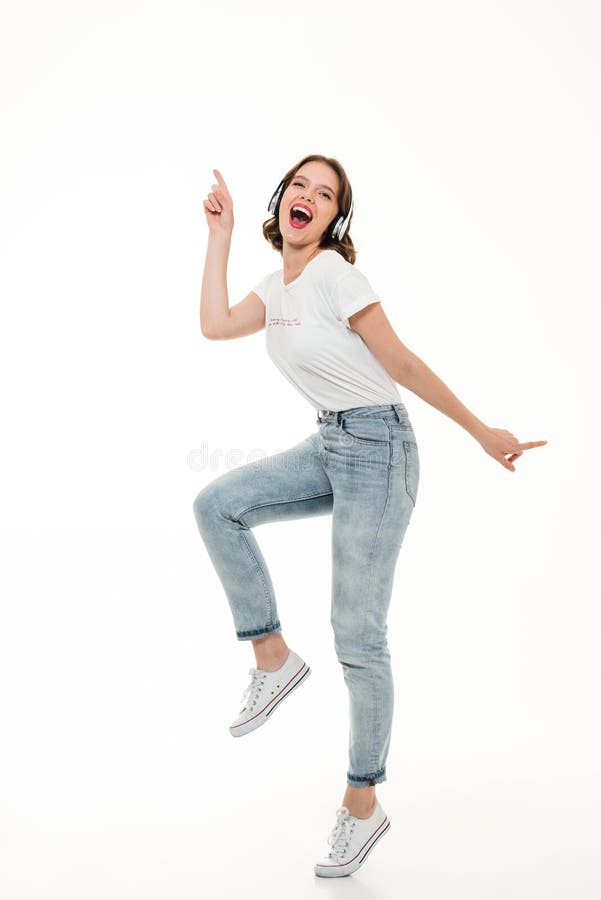 Volledig lengteportret van een jong meisje die aan muziek luisteren stock fotografie Volledig lengteportret van een jong meisje die aan muziek luisteren stock fotografie