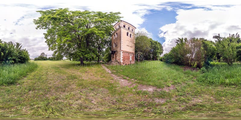Volledig naadloos sferisch hdripanorama 360 van de hoekgraden mening op oude steen verlaten brandtoren in dorpspark in equirectan stock fotografie Volledig naadloos sferisch hdripanorama 360 van de hoekgraden mening op oude steen verlaten brandtoren in dorpspark in equirectan stock fotografie