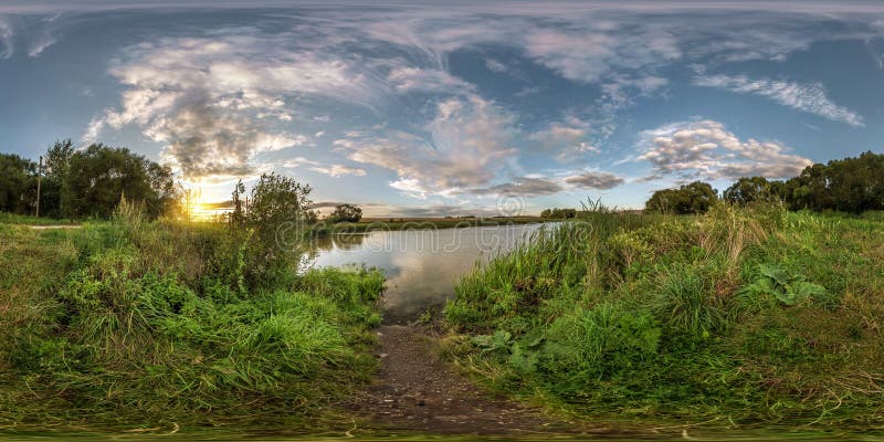 Volledig naadloos sferisch panorama 360 door hoek 180 bekijkt op de kust van klein meer in zonnige de zomeravond met ontzagwekken royalty-vrije stock afbeelding Volledig naadloos sferisch panorama 360 door hoek 180 bekijkt op de kust van klein meer in zonnige de zomeravond met ontzagwekken royalty-vrije stock afbeelding