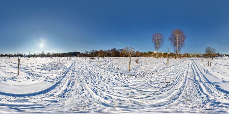 Volledig naadloos sferisch panorama 360 door 180 van de hoekgraden mening op de sneeuw behandelde gebied in zonnige de winterdag royalty-vrije stock afbeeldingen Volledig naadloos sferisch panorama 360 door 180 van de hoekgraden mening op de sneeuw behandelde gebied in zonnige de winterdag royalty-vrije stock afbeeldingen