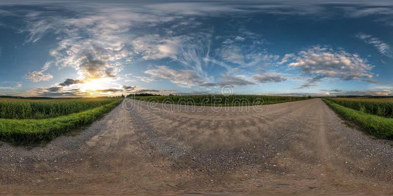 Volledig naadloos sferisch panorama 360 van de hoekgraden mening op grintweg onder gebieden in de zonsondergang van de de zomerav stock afbeelding Volledig naadloos sferisch panorama 360 van de hoekgraden mening op grintweg onder gebieden in de zonsondergang van de de zomerav stock afbeelding