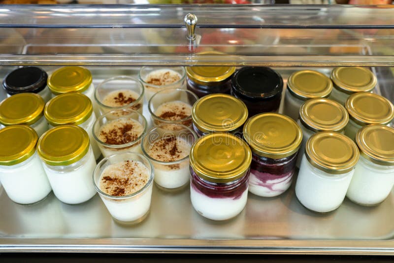 Volledige en met laag vetgehalte yoghurt, rijstebrij in kruiken voor de gezonde lijst van het ontbijtbuffet in Grieks hotel royalty-vrije stock fotografie Volledige en met laag vetgehalte yoghurt, rijstebrij in kruiken voor de gezonde lijst van het ontbijtbuffet in Grieks hotel royalty-vrije stock fotografie