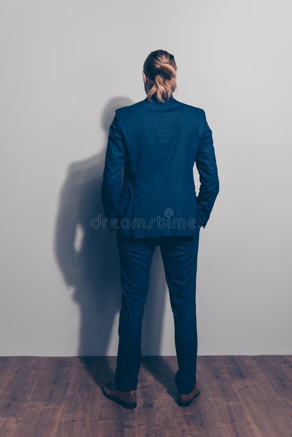 Volledige lengte achtermening van een mens die zich dicht bij grijze muur, wea bevinden stock afbeeldingen Volledige lengte achtermening van een mens die zich dicht bij grijze muur, wea bevinden stock afbeeldingen