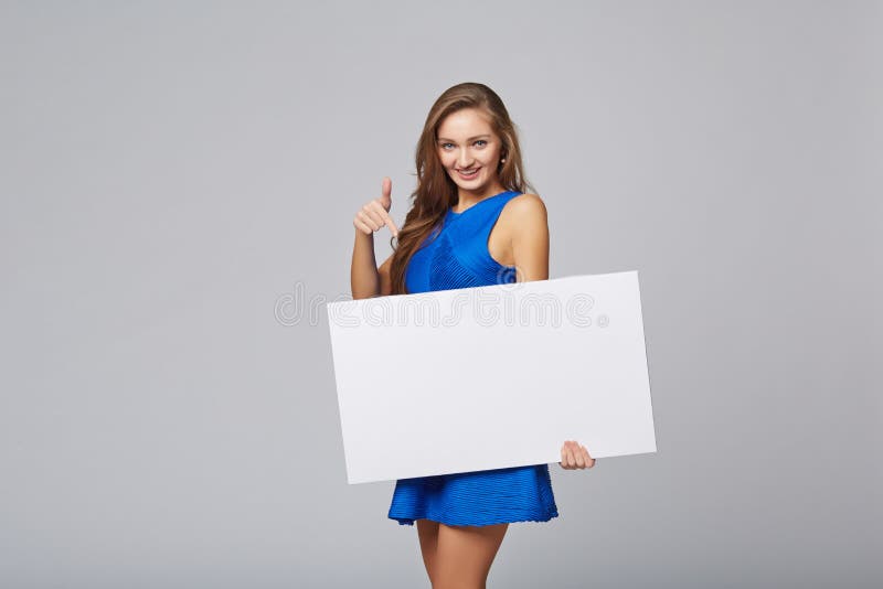 Volledige lengte die van mooie vrouw, witte bl houden zich erachter bevinden royalty-vrije stock afbeelding Volledige lengte die van mooie vrouw, witte bl houden zich erachter bevinden royalty-vrije stock afbeelding