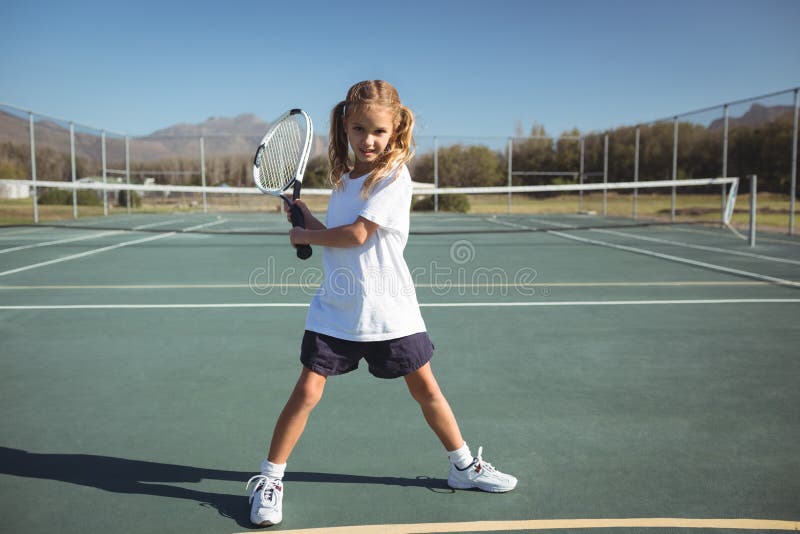 Volledige lengte van meisjes speeltennis stock foto Volledige lengte van meisjes speeltennis stock foto