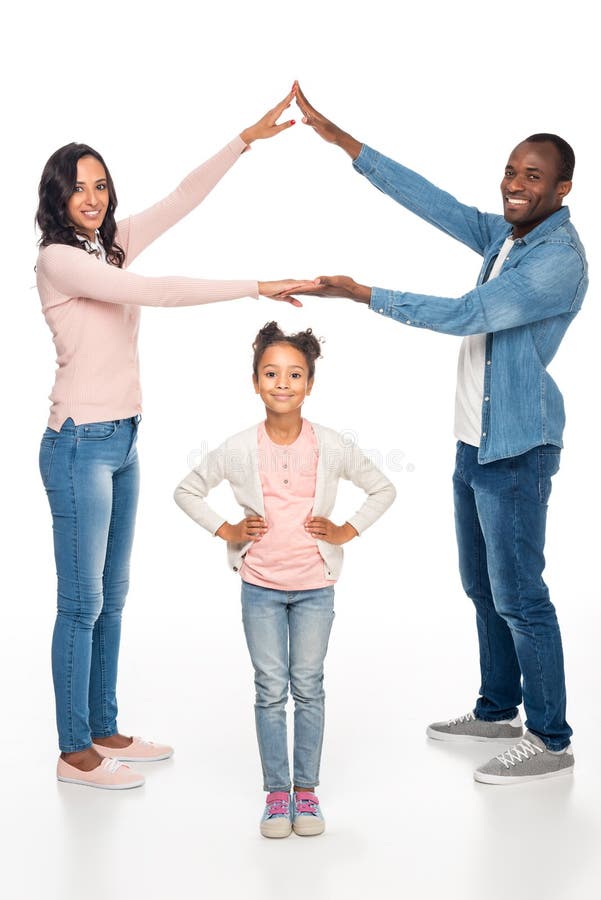 volledige lengtemening van gelukkige Afrikaanse Amerikaanse familie die bij camera glimlachen royalty-vrije stock foto volledige lengtemening van gelukkige Afrikaanse Amerikaanse familie die bij camera glimlachen royalty-vrije stock foto