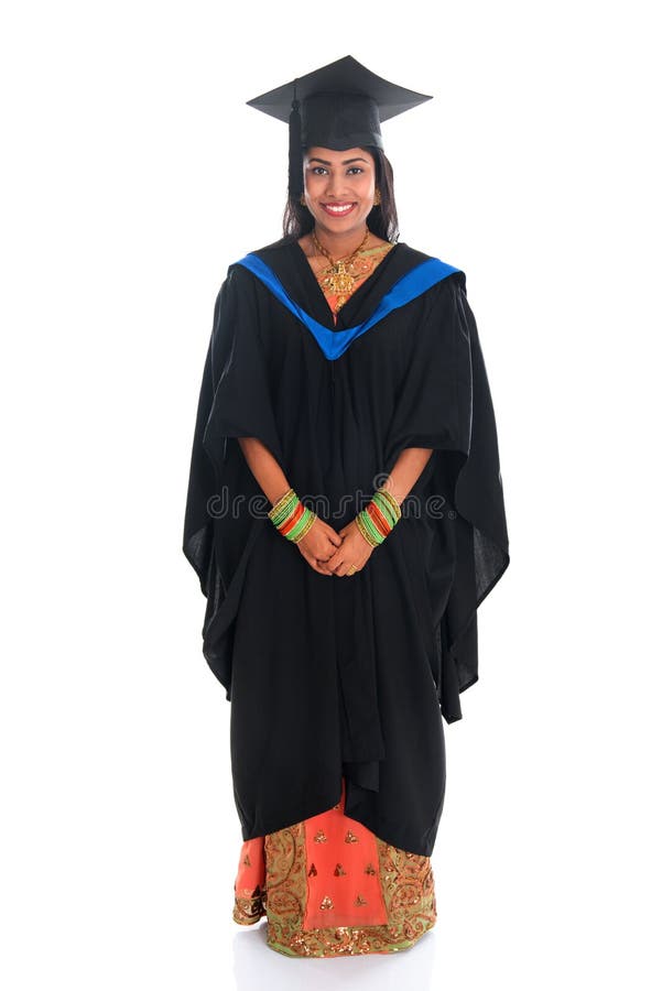 Volledige lichaams gelukkige Indische universitaire student in graduatietoga stock afbeelding Volledige lichaams gelukkige Indische universitaire student in graduatietoga stock afbeelding