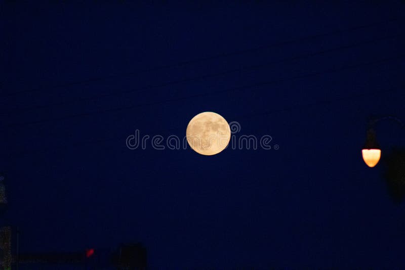 Voller heller Mond und Straßenlampe stockfoto Voller heller Mond und Straßenlampe stockfoto