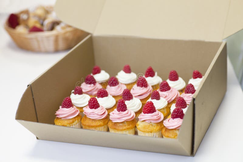 Voller Kasten Kuchen lizenzfreies stockfoto Voller Kasten Kuchen lizenzfreies stockfoto