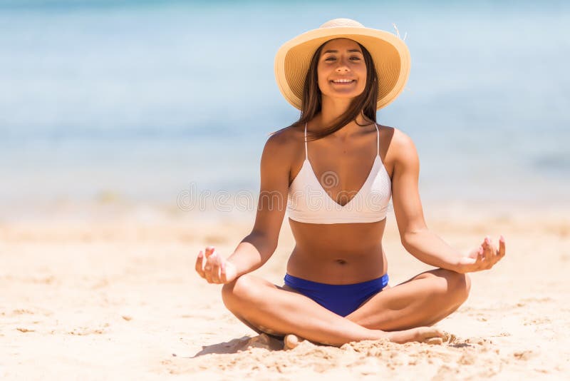 Voller Körper eines tragenden Bikinis des Mädchens, der Yogaübungen im Strand in Meer tut stockbilder Voller Körper eines tragenden Bikinis des Mädchens, der Yogaübungen im Strand in Meer tut stockbilder