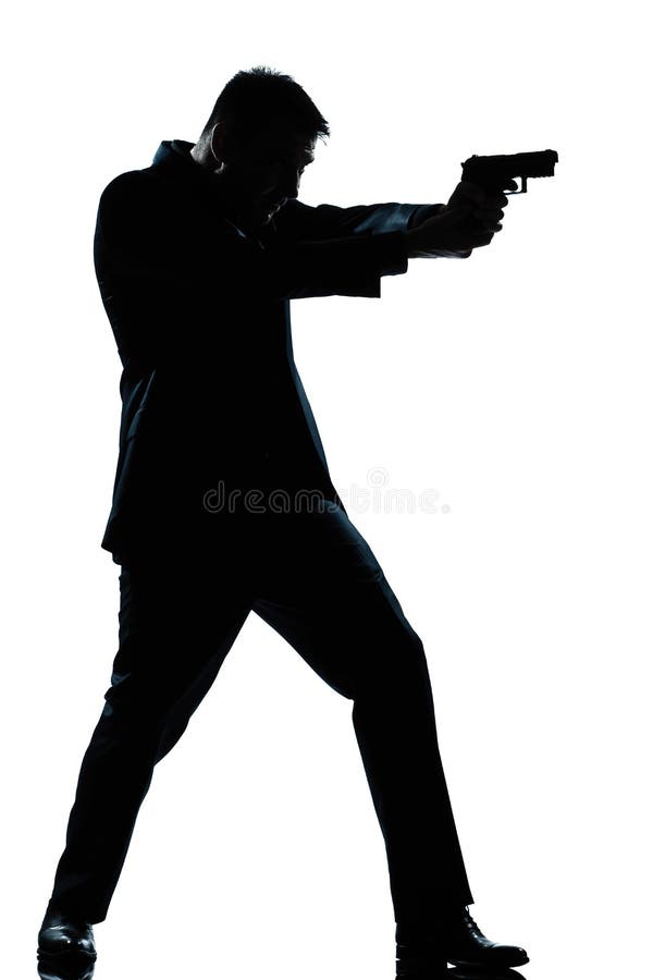 In voller Länge Schießen des Schattenbildmannes mit Gewehr