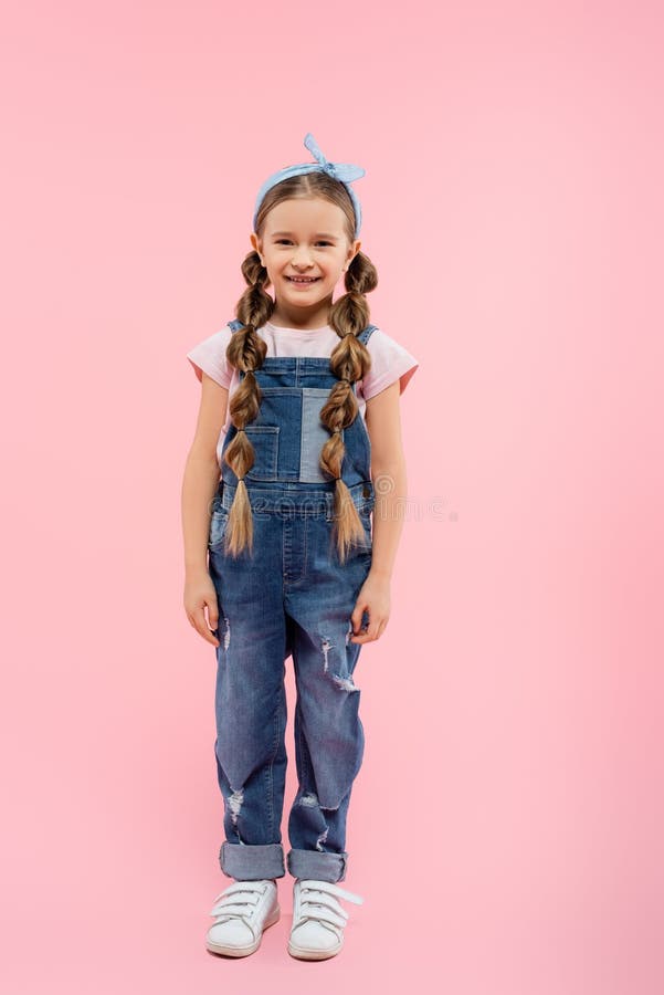 In voller Länge vom glücklichen Kinderlächeln stockfotos