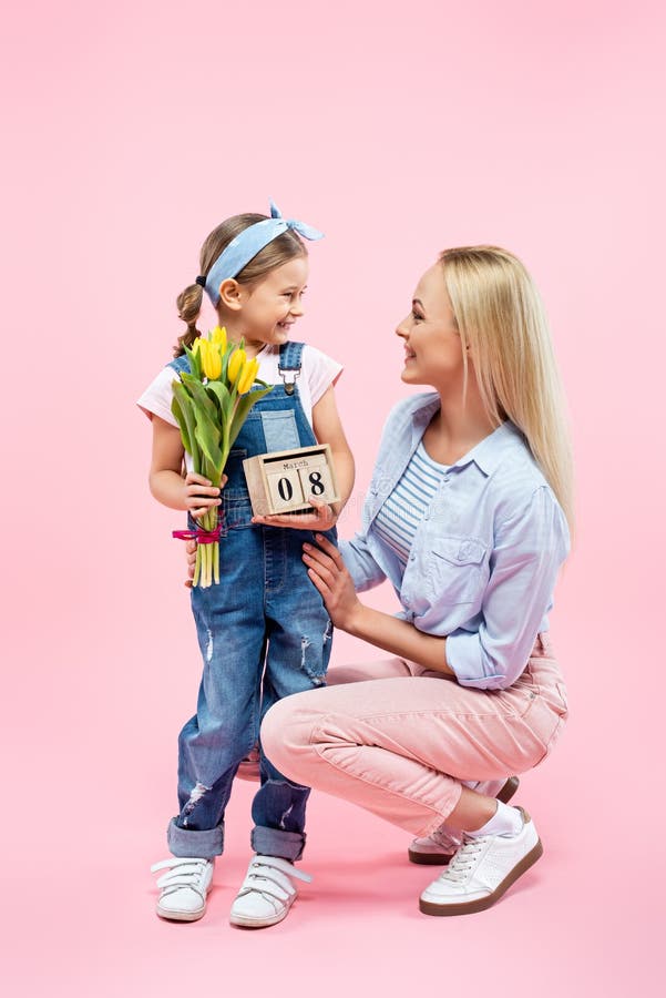 Volle Länge eines glücklichen Kinderhaltens lizenzfreies stockbild