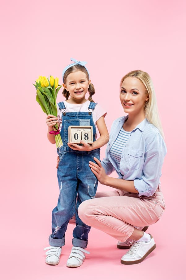 Volle Dauer des glücklichen Kinderhaltens stockfotografie