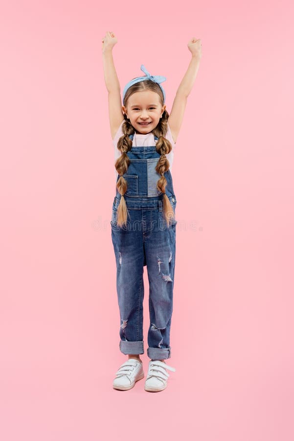 In voller Länge von der glücklichen Kinderstellung lizenzfreie stockfotos