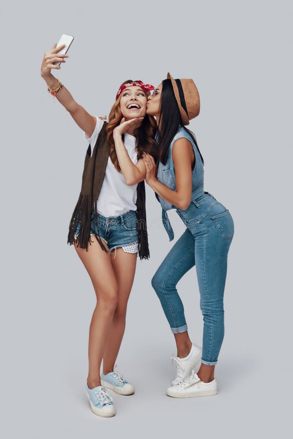 In voller Länge von zwei attraktiven stilvollen jungen Frauen stockbilder In voller Länge von zwei attraktiven stilvollen jungen Frauen stockbilder