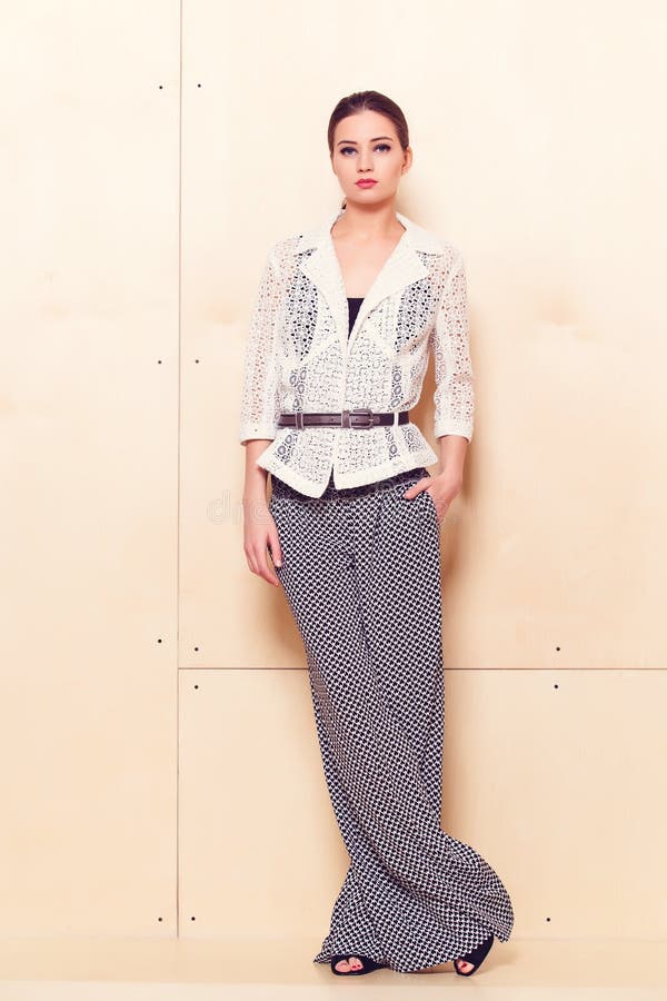 Volles Höhenporträt einer jungen Frau im Pantsuit lizenzfreies stockfoto Volles Höhenporträt einer jungen Frau im Pantsuit lizenzfreies stockfoto