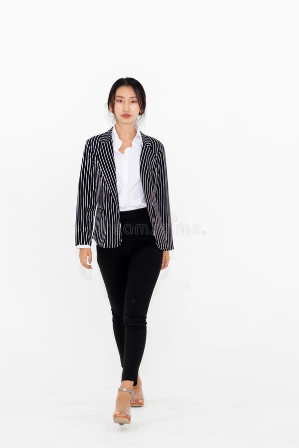 Volles Körperporträt der asiatischen Frau auf weißem Hintergrund lizenzfreie stockbilder