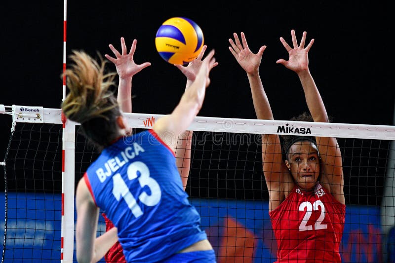 Volleyball Intenaals League Women - Ηνωμένες Πολιτείες (ηπα) Εναντίον Σερβίας στοκ φωτογραφία με δικαίωμα ελεύθερης χρήσης Volleyball Intenaals League Women - Ηνωμένες Πολιτείες (ηπα) Εναντίον Σερβίας στοκ φωτογραφία με δικαίωμα ελεύθερης χρήσης