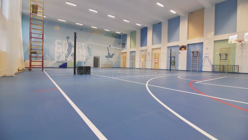 Volleyball net och ladder i skolgym med stilig ornament