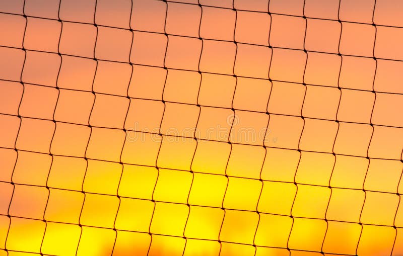 Volleyballnetz mit Sonnenuntergang lizenzfreies stockbild Volleyballnetz mit Sonnenuntergang lizenzfreies stockbild
