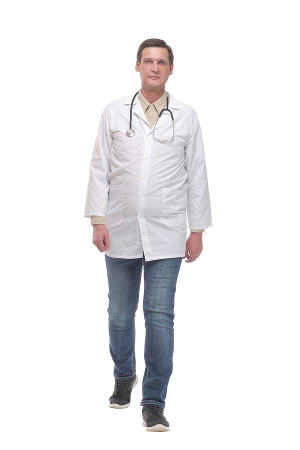 Vollflächiges Portrait junger Kaukasier mit Stethoskop-Gehender Arzt stockfoto