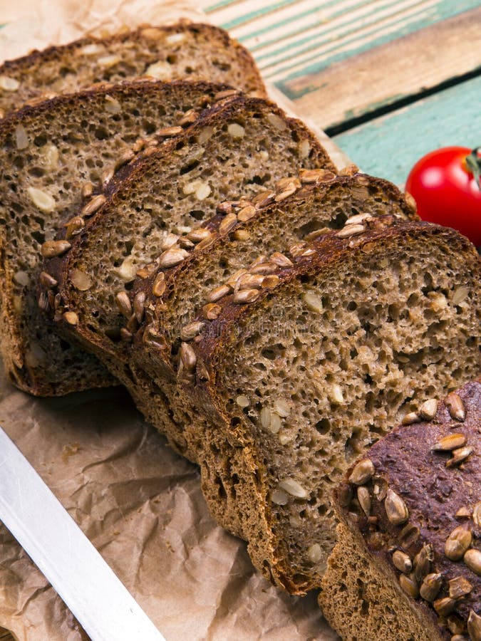 Vollkornbrot Mit Sonnenblumensamen Stockbild - Bild von kruste, backen ...