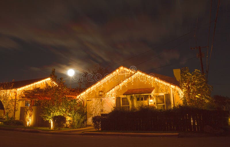 Vollmond ragt über ein Haus mit Weihnachtslichtern empor lizenzfreie stockfotos Vollmond ragt über ein Haus mit Weihnachtslichtern empor lizenzfreie stockfotos