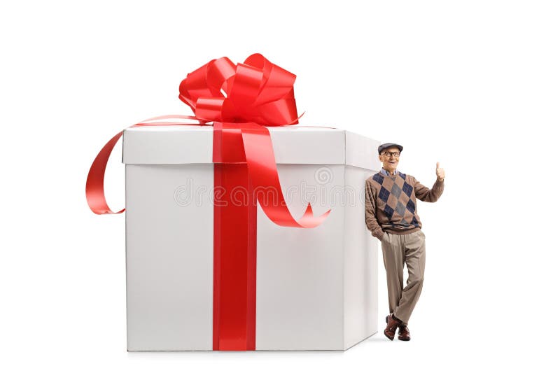 Vollständiges Porträt eines älteren Gentleman, der auf einem Geschenk aufbaut und Daumen nach oben sticht stockfotografie