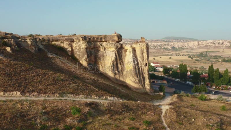 Volo aereo sopra incredibili rocce alte e una coppia di abitanti felici che si gode una vista straordinaria in cappadocia turkey.