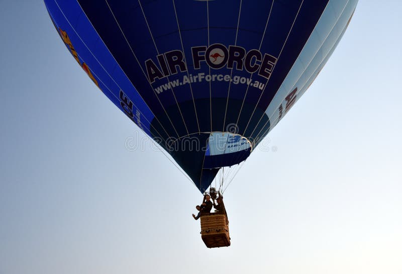 Volo blu della mongolfiera nell'aria immagine stock Volo blu della mongolfiera nell'aria immagine stock