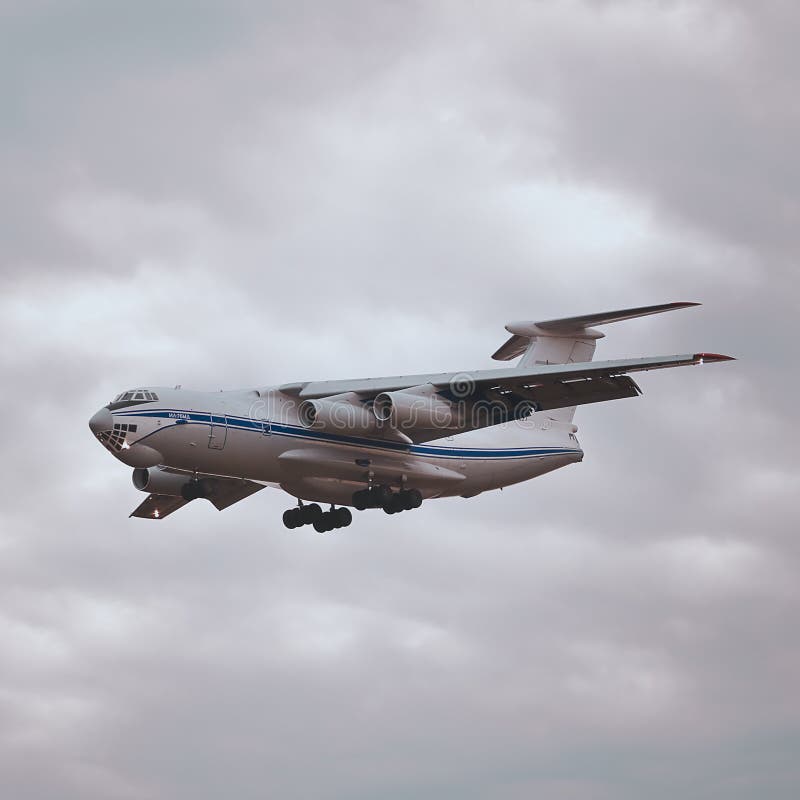 Volo dell'aereo IL-76MD fotografia stock Volo dell'aereo IL-76MD fotografia stock